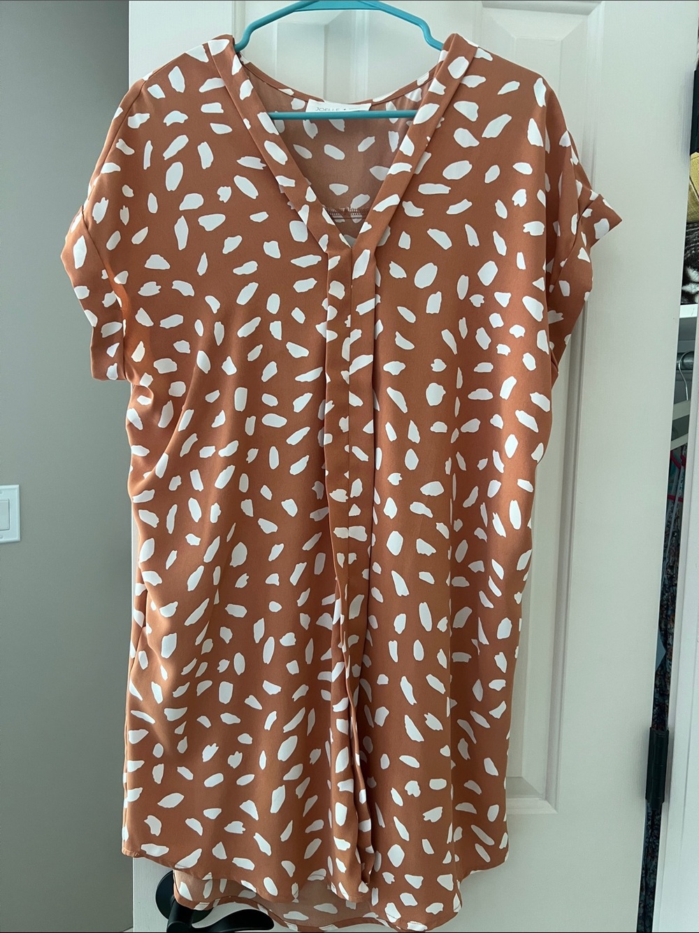 Women's Rust Spot Print V-Neck Shift Dress - White Spots